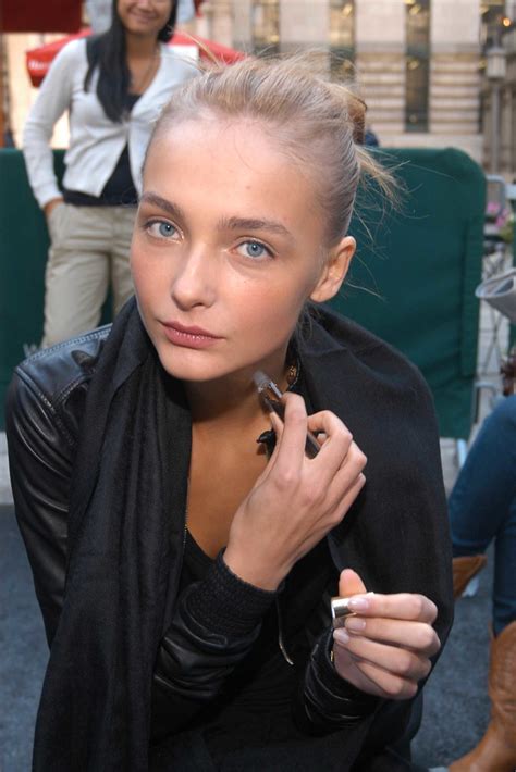 where does snejana onopka live